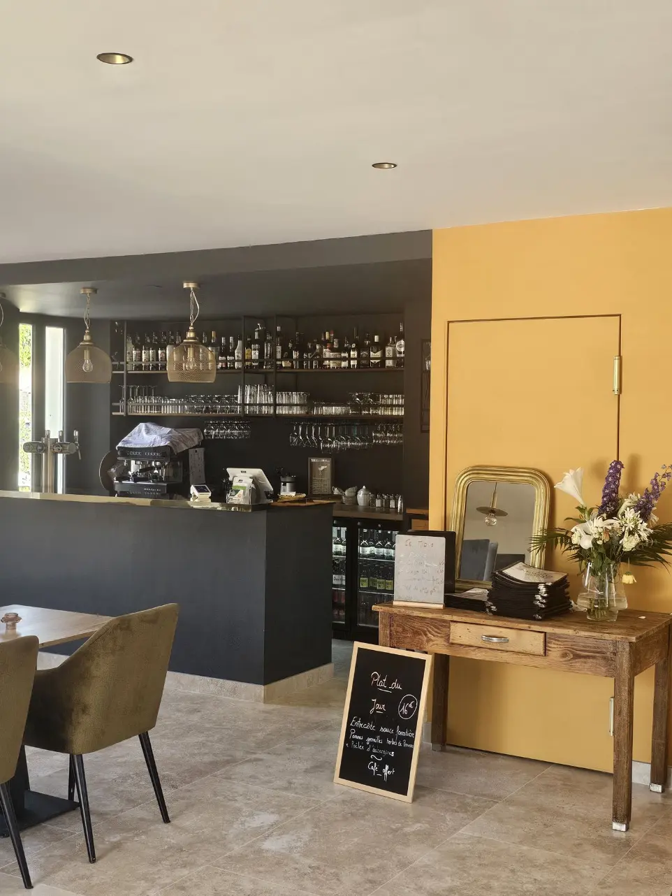 Le bar vue intérieure